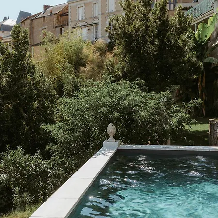 Au Petit בית הארחה תוארס